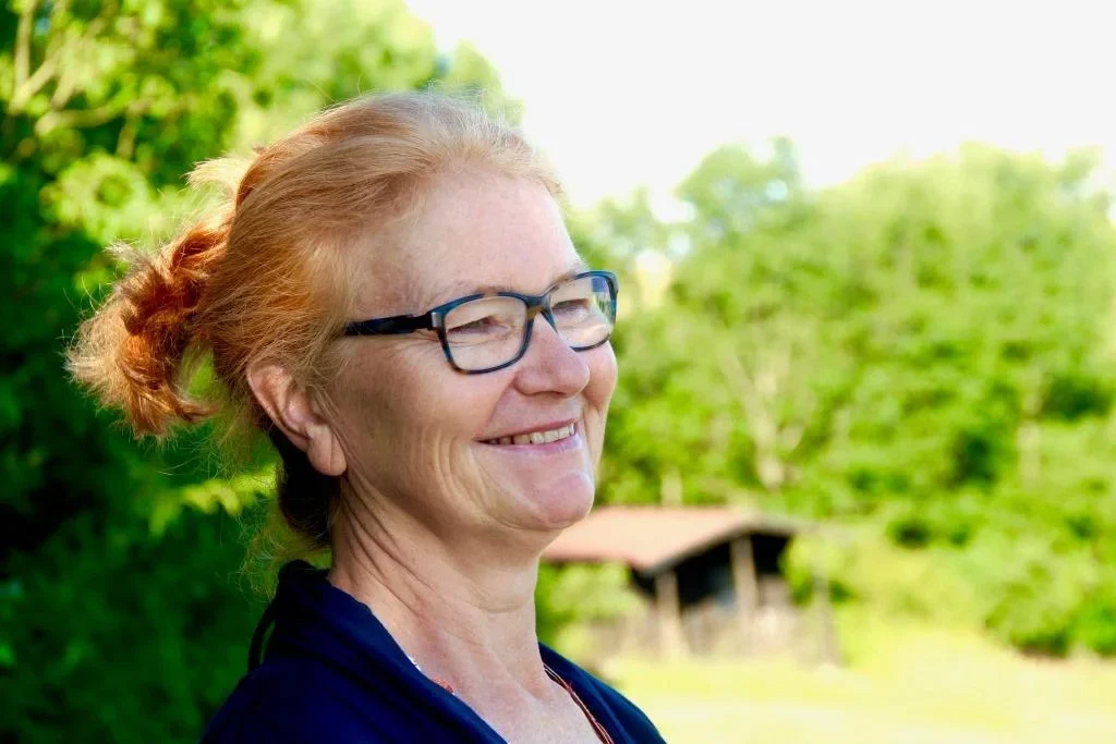 Maria Richter von Mindful-Business: eine Frau mit zusammengebundenen Haaren und Brille