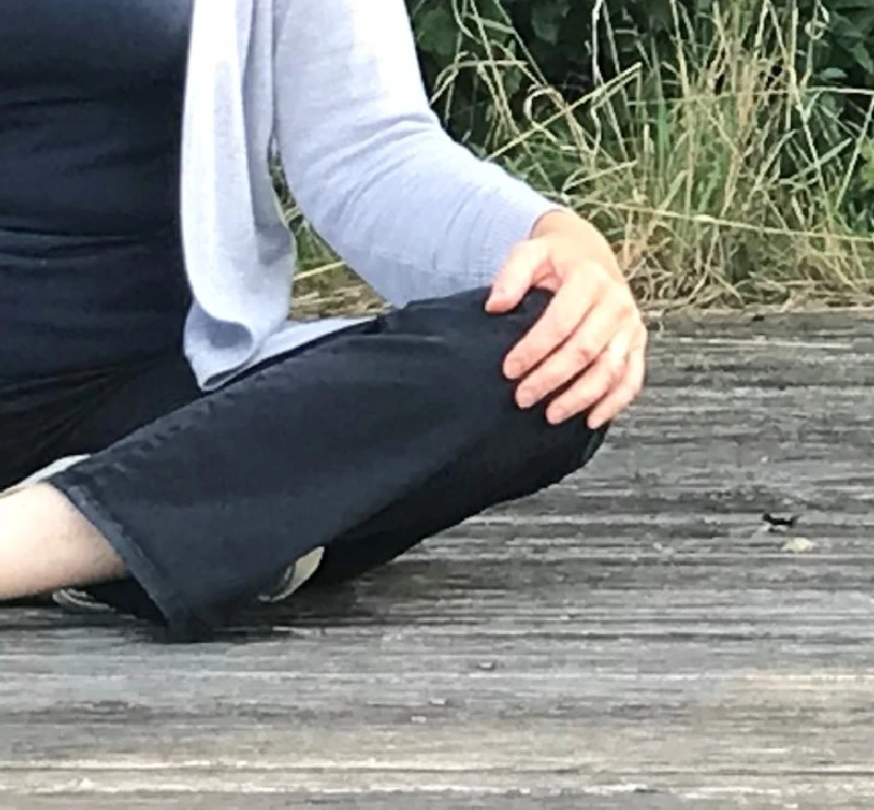 Achtsamkeit für Sie und Ihr Business - Maria Richter im Scheidersitz im Garten